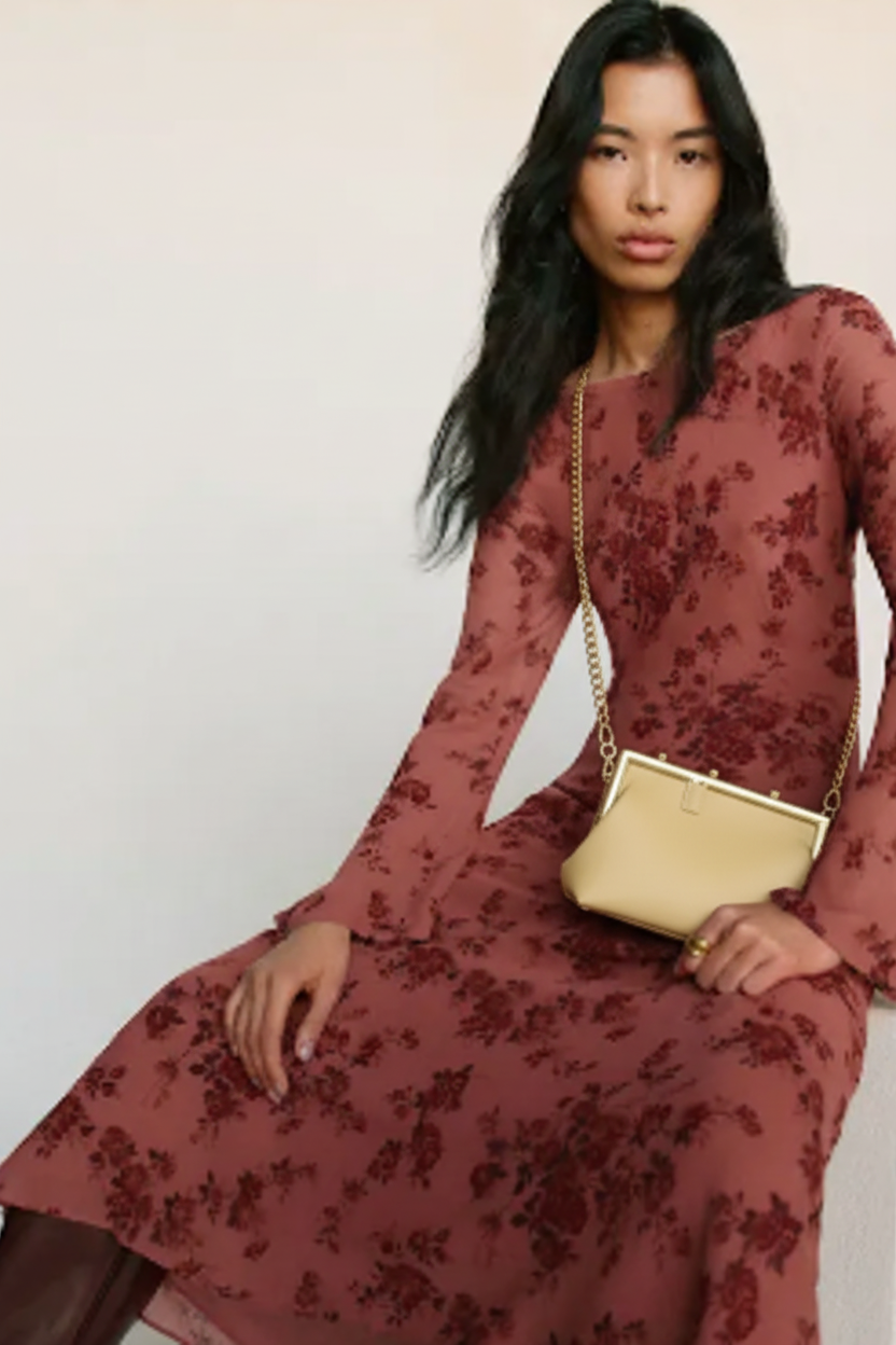 Mannequin tenant le sac - pose sophistiquée